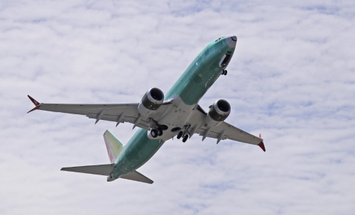 ▲운항이 금지된 보잉 737 맥스 8 기종이 지난달 8일 워싱턴주 렌튼의 공항에서 시험비행을 위해 이륙하고 있다. 렌튼/AP뉴시스
