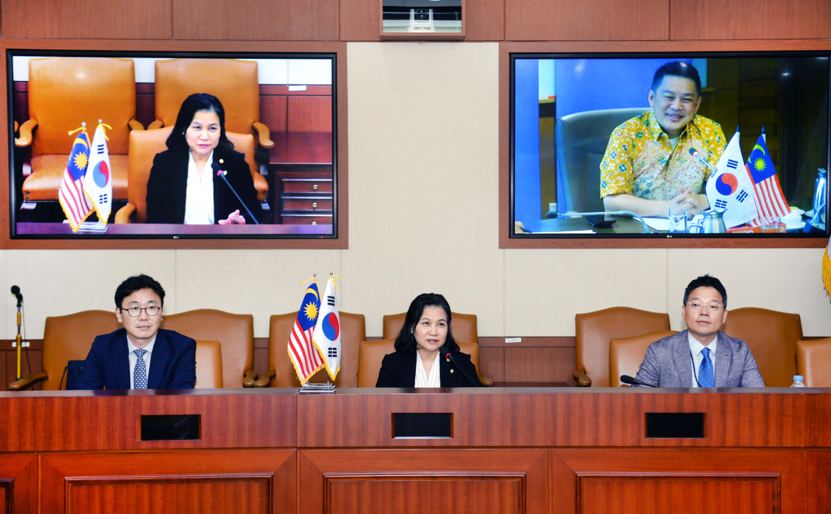 ▲유명희 산업통상자원부 통상교섭본부장과 다렐 레이킹(Darell Leiking) 말레이시아 통상산업부 장관은 27일 영상 회의를 열고 한-말레이시아 FTA 협상 개시를 선언했다.(사진 제공=산업통상자원부)