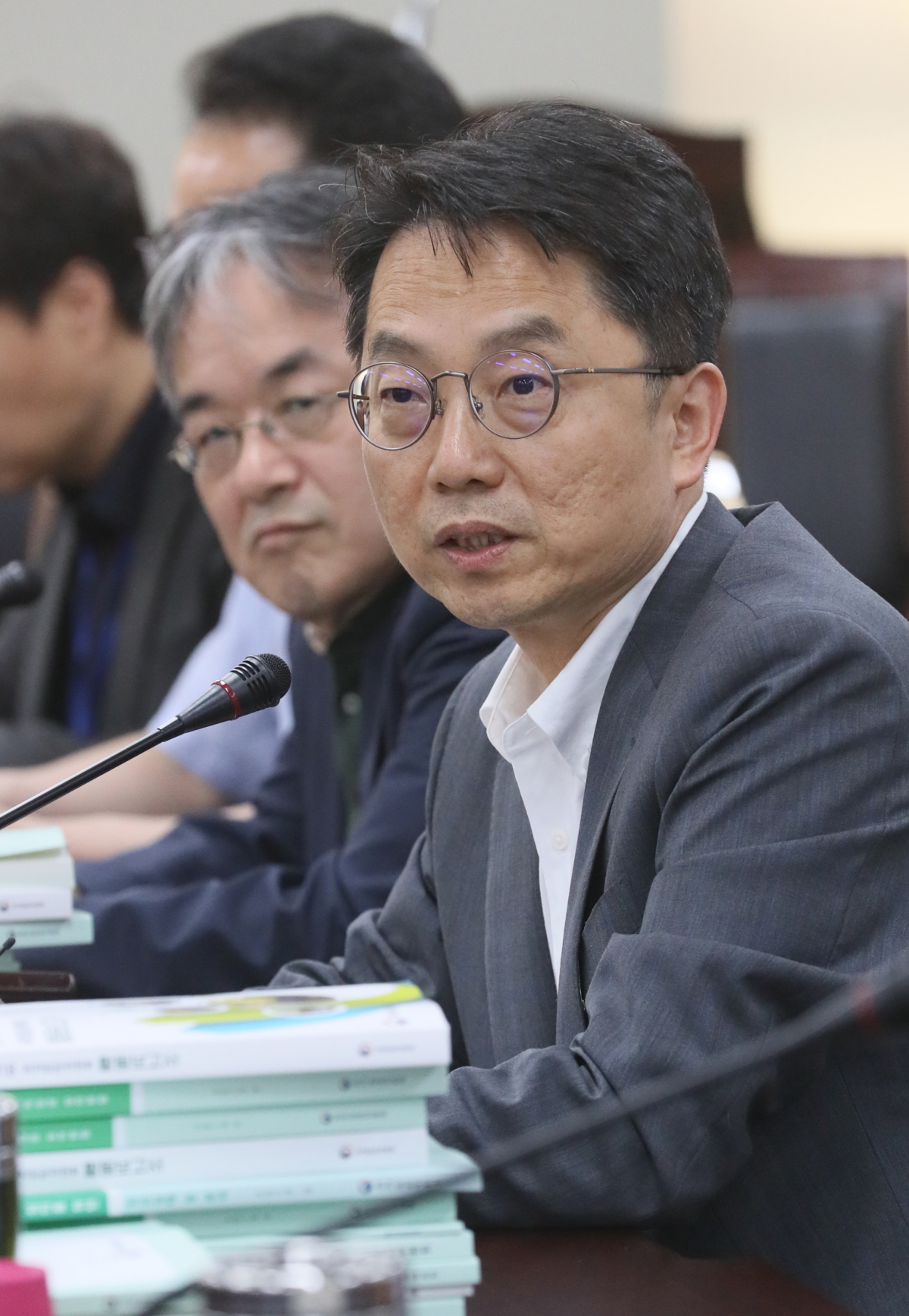 ▲박준식 최저임금위원장이 27일 오후 정부세종청사에서 이날 열린 최저임금위원회 전원회의 내용과 향후 일정 등에 대해 설명하고 있다. 이날 전원회의에는 사용자 위원들이 최저임금 업종별 차등적용 무산에 반발해 집단 불참했다.(뉴시스)