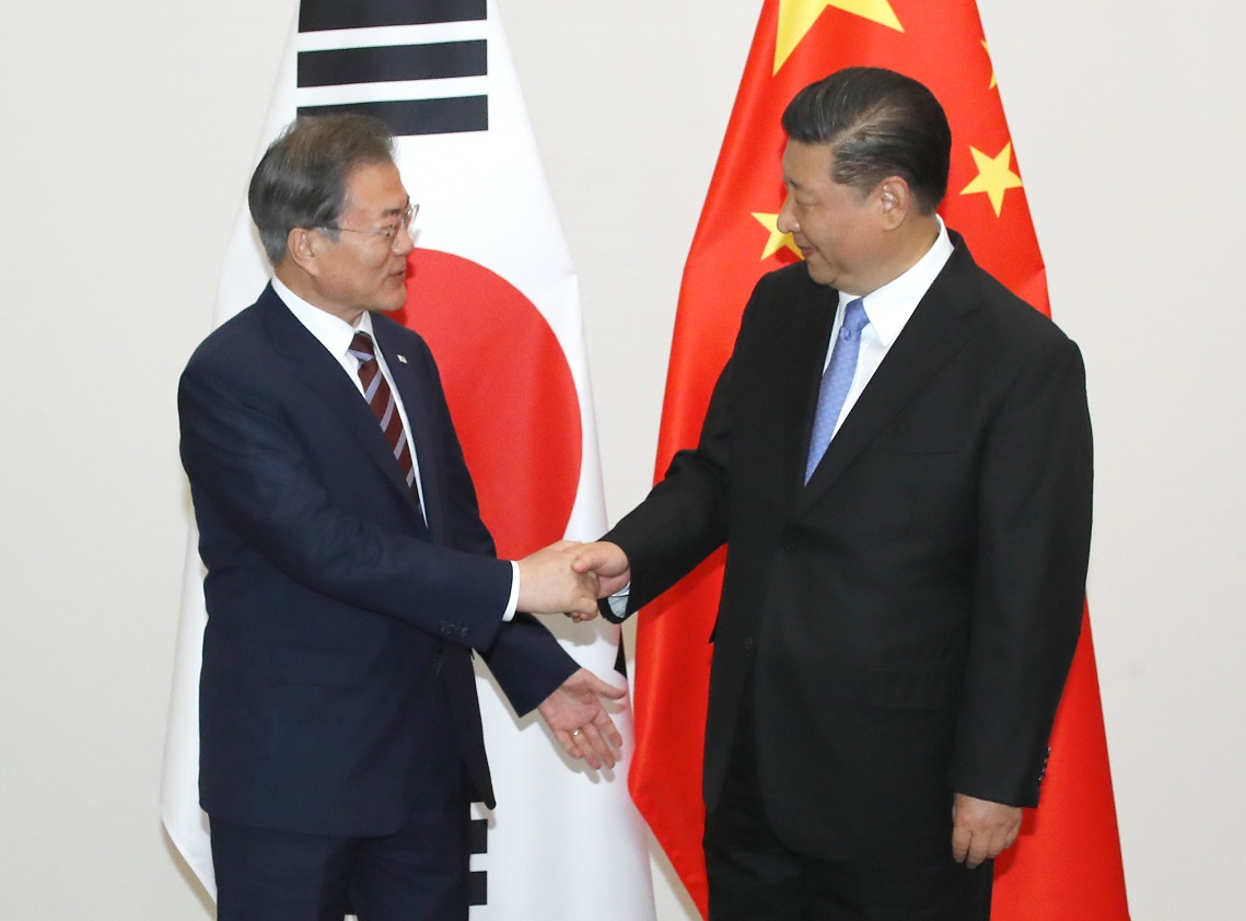 ▲G20(주요 20개국) 정상회의 참석차 일본을 방문한 문재인 대통령이 27일 오후 오사카 웨스틴호텔에서 시진핑 중국 국가주석과 회담하기에 앞서 악수하고 있다.(오사카/연합뉴스)