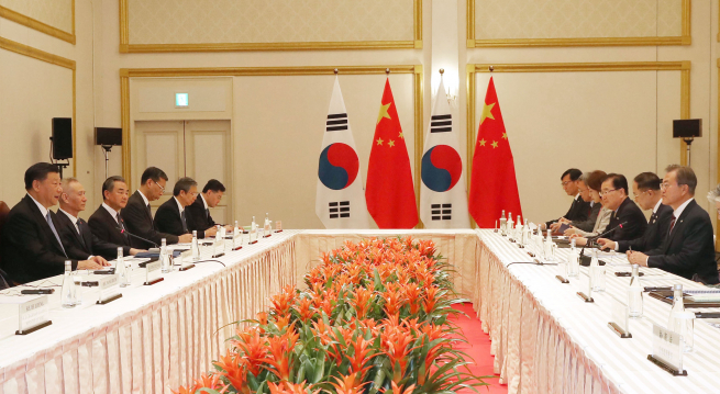 ▲G20(주요 20개국) 정상회의 참석차 일본을 방문한 문재인 대통령이 27일 오후 오사카 웨스틴호텔에서 시진핑 중국 국가주석과 회담하고 있다. 2019.6.27(연합뉴스)