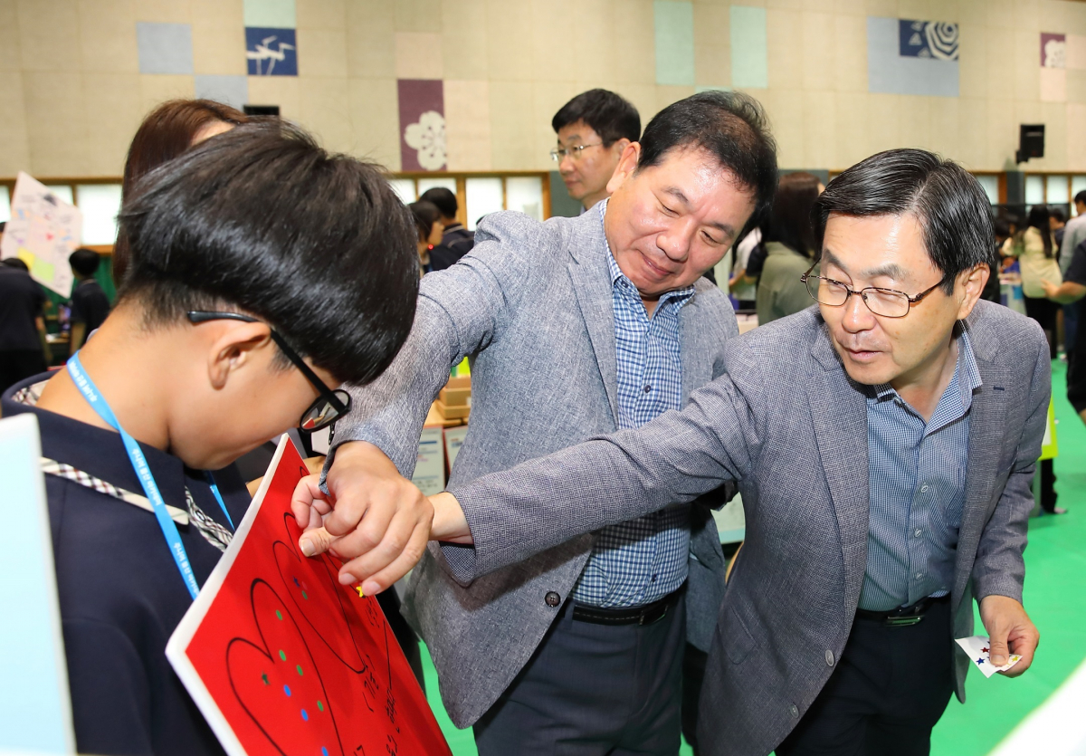 ▲부천 내동중 메이커 축제를 참관한 삼성물산 CSR 위원회 이현수(우) 사외이사와 권재철(중간) 사외이사.(사진 제공 삼성물산)