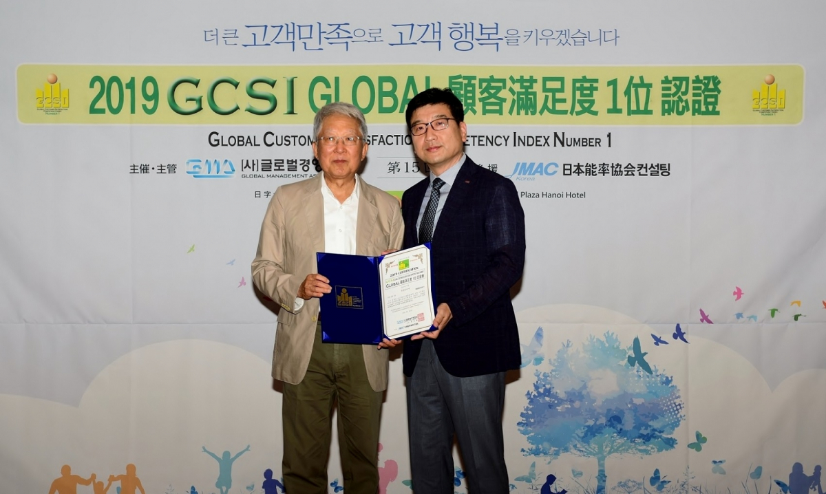 ▲지난 20일 베트남 하노이에서 열린 '2019 글로벌 고객만족 역량 평가제도(GCSI) 인증식에서 글로벌경영협회 배순훈 회장(왼쪽)과 넥센타이어 글로벌품질BS 고객만족팀 이일희 팀장(오른쪽)이 인증서를 펼쳐 보이고 있다. (사진제공=넥센타이어)