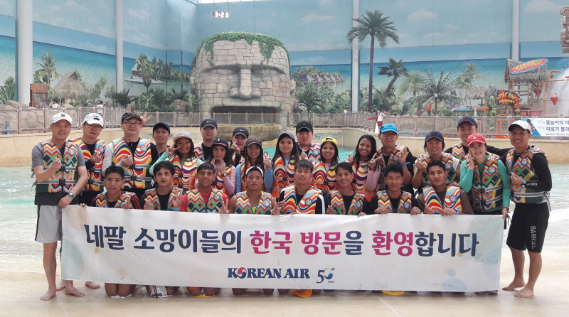 ▲대한항공 사내봉사단 ‘사랑나눔회’ 단원들과 네팔 ‘소망의 집’ 청소년들이 워터파크에서 기념촬영을 하고 있다. 사진제공 대한항공