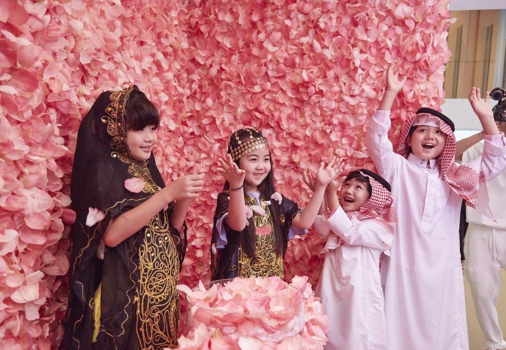 ▲서울 서대문구 그랜드힐튼서울호텔에서 열린 ‘사우디아라비아 컬처위크’에서 관람객들이 장미 테마존을 경험하고 있다.