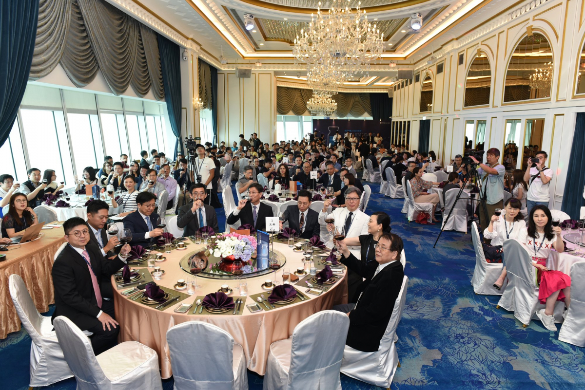 ▲ 대만 ‘레티보 론칭 심포지엄’ 참석자들이 기념촬영을 하고 있다.(휴젤)