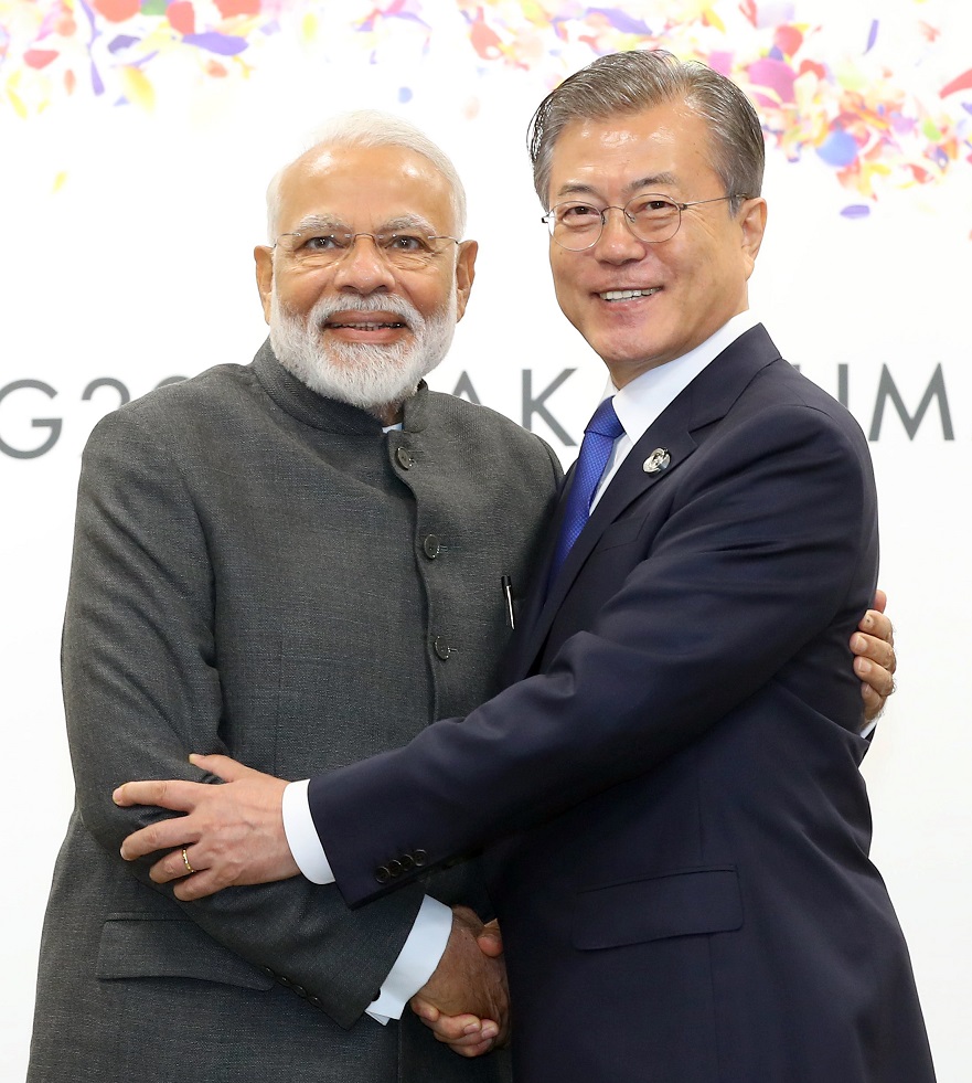 ▲문재인 대통령이 28일 오후 G20 정상회의가 열리는 인텍스 오사카 내 양자회담장에서 나렌드라 모디 인도 총리를 만나 반갑게 포옹하고 있다.(오사카/연합뉴스)