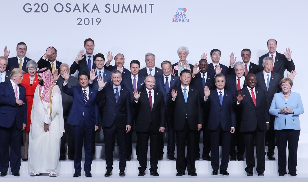 ▲문재인 대통령이 28일 오전 인텍스 오사카에서 열린 G20 정상회의 공식환영식에서 각국 정상들과 기념촬영을 하고 있다.(오사카/연합뉴스)