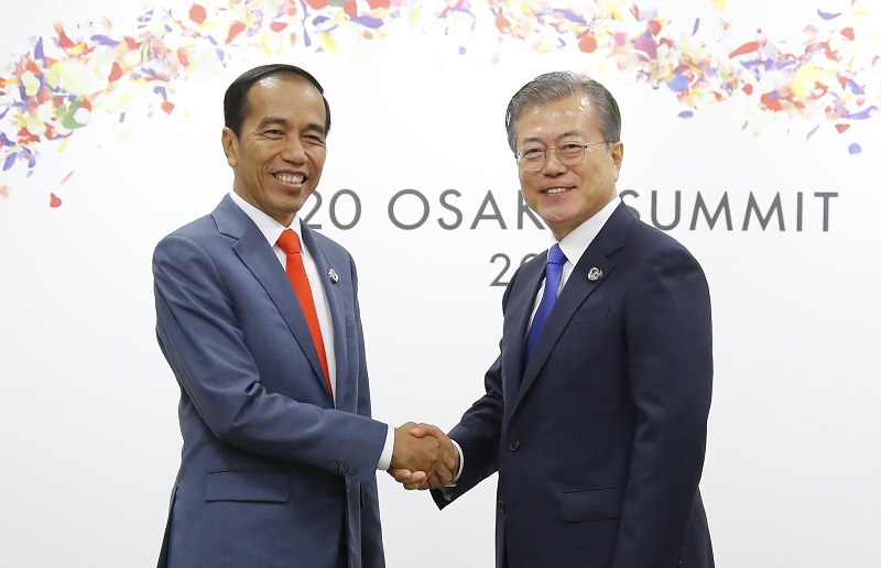 ▲문재인 대통령과 조코 위도도 인도네시아 대통령이 28일 오후 G20 정상회담장인 인텍스 오사카 내 양자회담장에서 열린 한-인도네시아 정상회담에서 악수하고 있다.(오사카/연합뉴스)