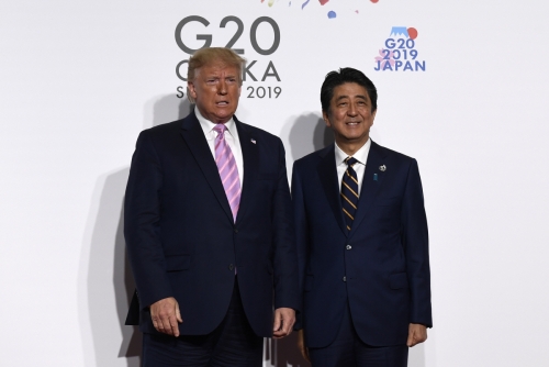 ▲도널드 트럼프(왼쪽) 미국 대통령과 아베 신조 일본 총리가 28일(현지시간) 일본 오사카에서 열린 주요 20개국(G20) 정상회의에서 함께 기념사진을 찍고 있다. 오사카/AP연합뉴스
