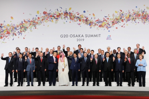 ▲일본 오사카에서 28일(현지시간) 주요 20개국(G20) 정상회의 개막을 앞두고 참석자들이 단체 기념사진을 찍고 있다. 오사카/AFP연합뉴스  
