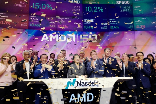▲리사 수(가운데) 최고경영자(CEO) 등 AMD 임직원들이 5월 1일(현지시간) 창사 50주년을 기념해 나스닥거래소에서 오프닝 벨 행사를 하고 있다. 뉴욕/AP뉴시스 
