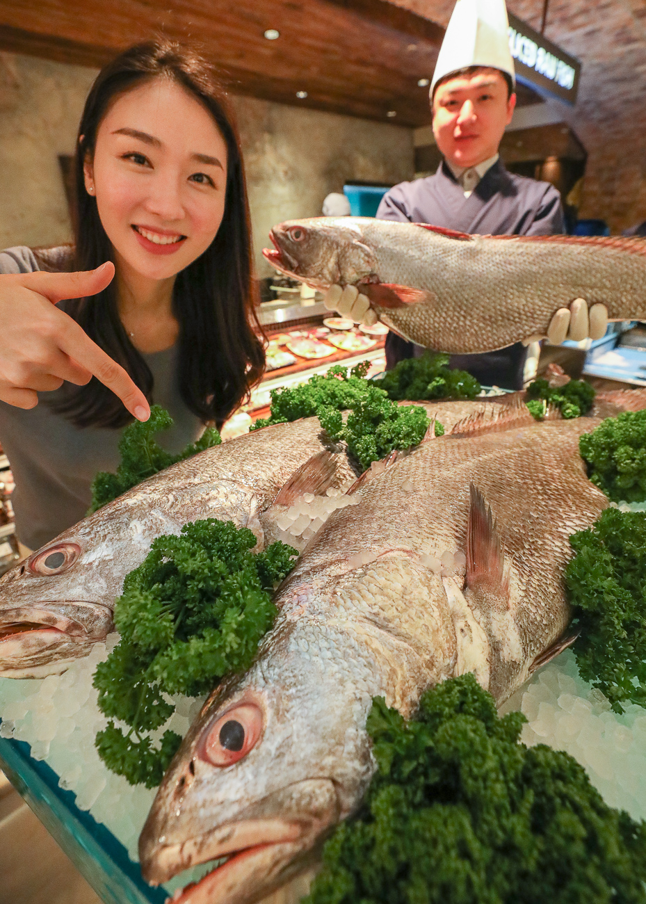 ▲ 30일 오전 현대백화점 압구정본점 식품관에서 직원들이 '대물 민어'를 들어 미리 선보이고 있다.(사진제공=현대백화점)