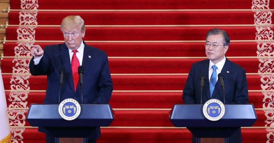 ▲도널드 트럼프 미국 대통령 30일 오후 청와대에서 열린 문재인 대통령과의 공동기자회견에서 취재진 중 질문자를 지정하고 있다. (연합뉴스)