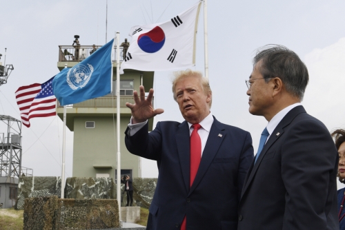▲30일(현지시간) 도널드 트럼프 미국 대통령과 문재인 대통령이 DMZ에서 북한땅을 바라보고 이야기하고 있다. AP연합뉴스
