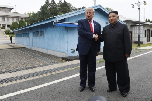 ▲도널드 트럼프 미국 대통령과 김정은 북한 국무위원장이 30일 DMZ의 판문점에서 만나 악수하고 있다. AP연합뉴스
