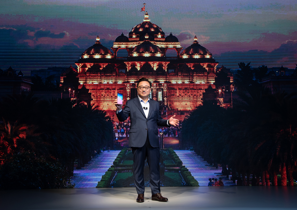 ▲고동진 삼성전자 사장이 지난 3월 인도 뉴델리에서 열린 갤럭시 S10 출시 행사에 참석해 갤럭시 S10을 선보이고 있다. (사진제공=삼성전자)