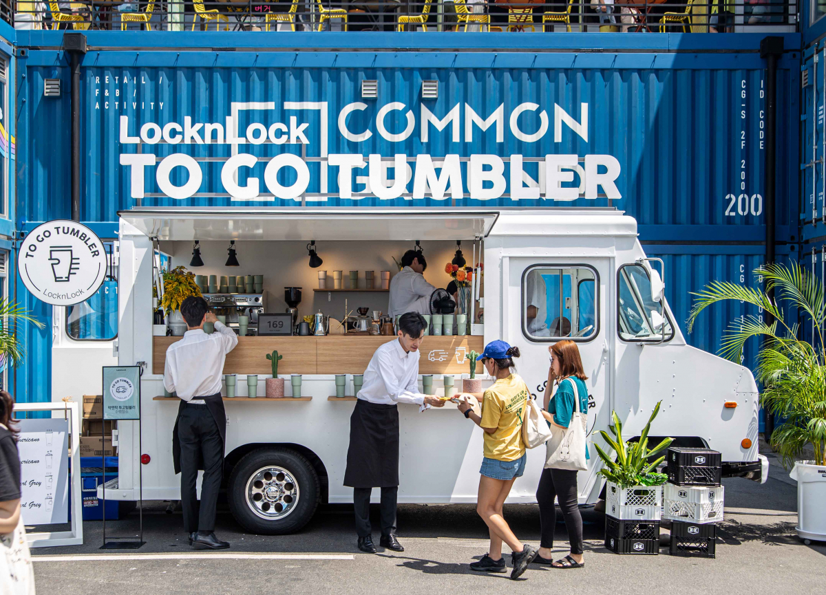 ▲지난달 23일 건대입구역 커먼그라운드에서 열린 락앤락 투고 텀블러 캠페인‘ (사진제공=락앤락)