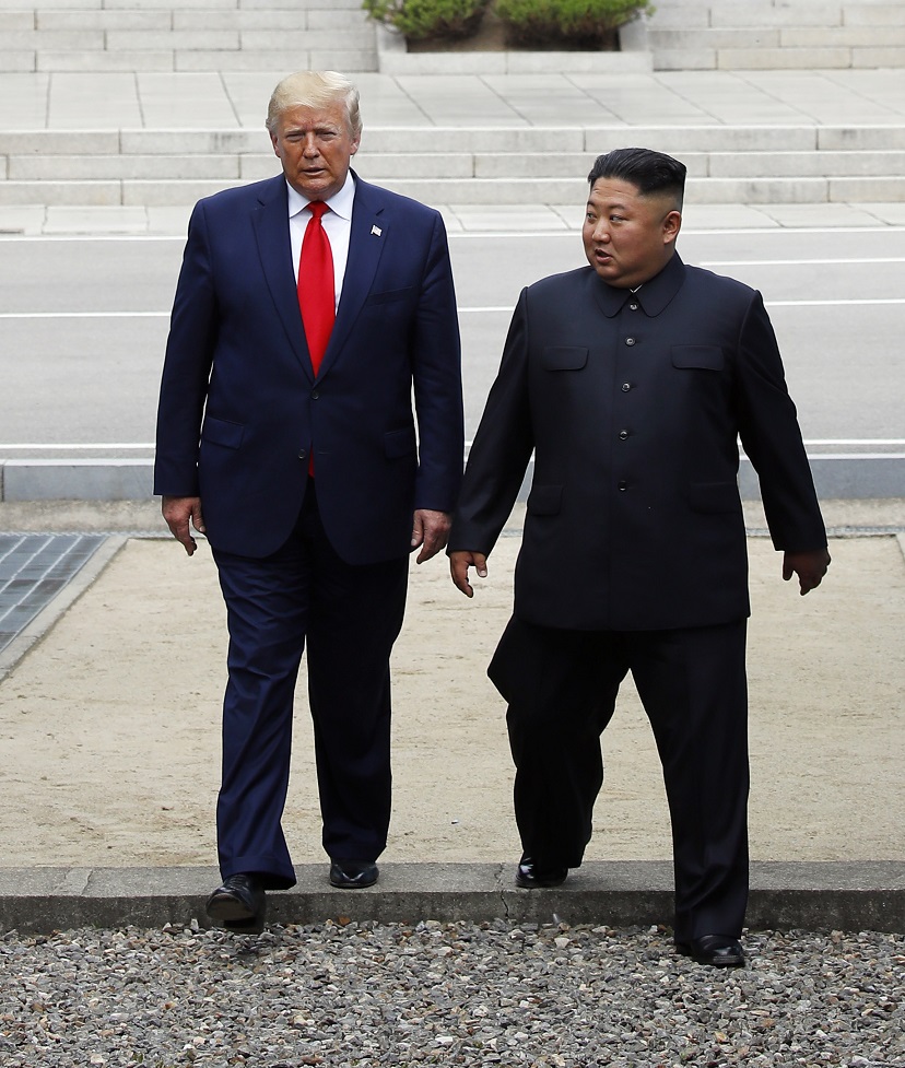 ▲도널드 트럼프 미국 대통령과 김정은 북한 국무위원장이 30일 판문점 공동경비구역(JSA) 군사분계선을 넘어 북측으로 갔다 다시 남측으로 넘어오고 있다.(뉴시스)