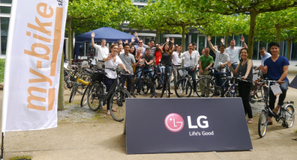 ▲독일에서 근무하는 LG전자 직원들이 ‘자전거 타고 출근하는 날(Bike To Work Day)’ 행사에 참여했다. (사진제공=LG전자)