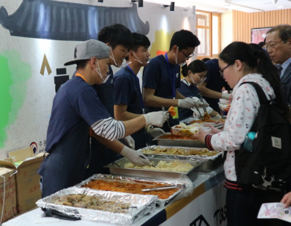 ▲한국농수산식품유통공사(aT)는 지난달 31일 몽공 울란바토르에서 'K-푸드 시식행사'를 열었다.(사진 제공=한국농수산식품유통공사)