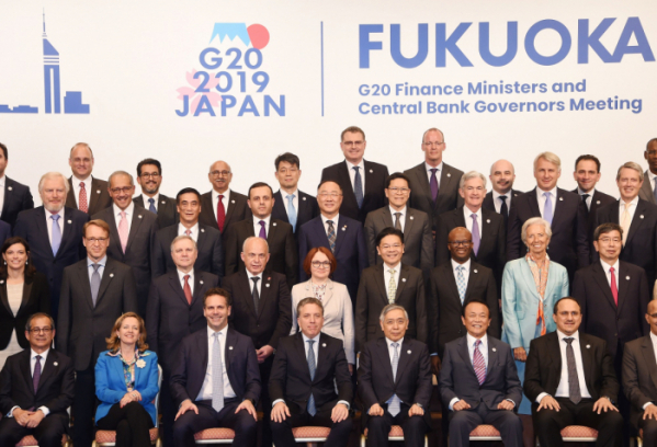 ▲홍남기 경제부총리 겸 기획재정부 장관(밑에서 셋째 줄 가운데)이 9일 일본 후쿠오카 힐튼 씨 호크 호텔에서 열린 G20 재무장관회의에 참석해 각국 대표들과 기념사진을 찍고 있다.(사진제공=기획재정부)