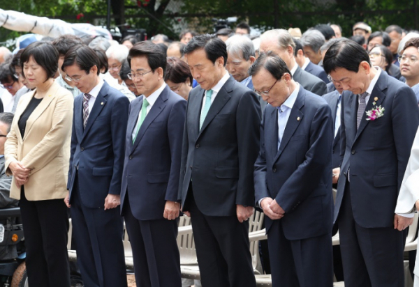 ▲더불어민주당 이해찬 대표를 비롯한 여야 5당 대표와 원내대표들이 10일 오전 서울 용산구 민주인권기념관에서 열린 제32주년 6.10 민주항쟁 기념식에 참석해 묵념하고 있다.(연합뉴스)