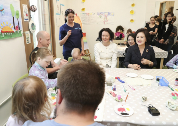 ▲김정숙 여사가 10일 오전(현지시간) 핀란드 대통령 부인 옌니 하우키오 여사와 헬싱키대학병원 부설 신 아동병원에서 아빠와 그림 놀이를 하는 어린이들과 대화하고 있다.(헬싱키/연합뉴스)