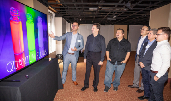 ▲디스플레이 업계 전문가들이 현지시간 11일 미국 뉴욕 맨해튼에서 열린 '8K 디스플레이 서밋'에서 삼성 QLED 8K TV로 8K 화질을 체험하고 있다.(사진제공 삼성전자)