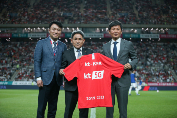▲KT 및 대한축구협회 관계자들이 ‘KT 5G’가 새겨진 유니폼을 들고 기념촬영을 하고 있다. (KT)
