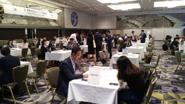 ▲13일(현시시간) 일본 도쿄에서 열린 1대 1 수출 상담회 현장 모습.(한국가스공사)