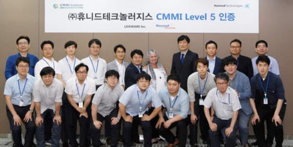 ▲CMMI 선임심사원 비비아나 루빈스타인(윗 줄 좌측으로부터 일곱번째)을 비롯한 휴니드 연구소 주요임직원들이 기념촬영을 하고있다.(사진제공=휴니드)