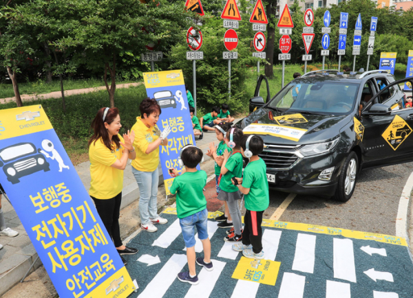 ▲14일 인천 ‘부평꿈나라교통나라’에서 쉐보레 교통안전 체험 교실에 참가한 어린이들이 안전 강사의 지도에 따라 스마트폰, 이어폰 등 보행 중 휴대 전자 기기 사용 및 자동차 주변 사각지대의 위험성을 직접 체험하고 있다. (사진제공=한국지엠)