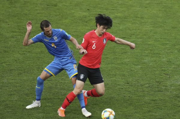 ▲김정민(오른쪽)이 15일(현지시간) 폴란드 우치의 우치 스타디움에서 열린 2019 국제축구연맹(FIFA) U20 월드컵 우크라이나와의 결승전에서 공을 다투고 있다.(AP/뉴시스)