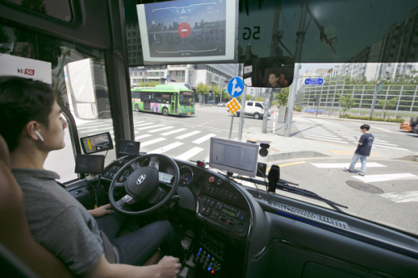 ▲KT가 자율주행 버스를 활용해 서울 강북 지역에서 5G-V2X 기술을 실증하고 있다.(사진제공= KT)