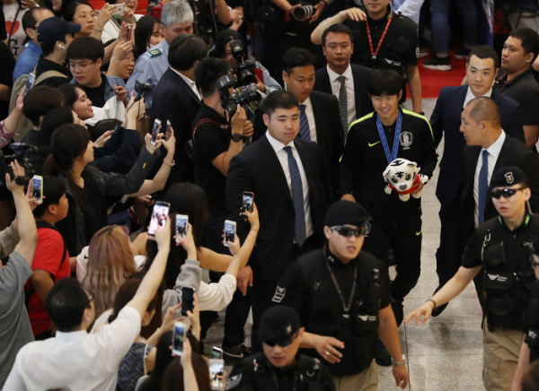 ▲폴란드에서 열린 축구 U-20 월드컵에서 준우승을 차지한 한국 대표팀 이강인이 17일 오전 영종도 인천국제공항으로 귀국, 인터뷰를 마치고 공항을 나서고 있다.(연합뉴스)