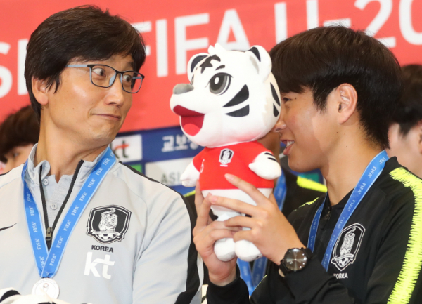 ▲2019 국제축구연맹(FIFA) 20세 이하(U-20) 월드컵에서 준우승을 거둔 정정용 대표팀 감독(왼쪽)과 이강인이 17일 오전 인천국제공항을 통해 귀국해 이야기를 나누고 있다. (연합뉴스)