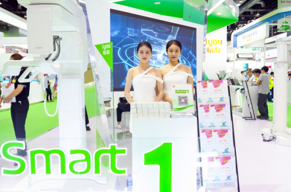 ▲바텍은 지난 9일~12일 북경에서 개최된 ‘중국국제구강설비재료전람회(Sino Dental 2019)’ 기간 중, 3D 치과용 엑스레이 ‘Green Smart(그린 스마트)’ 출시 1주년 기념식을 개최하고, 1000대 판매 신기록 달성 소식을 알렸다.(바텍)