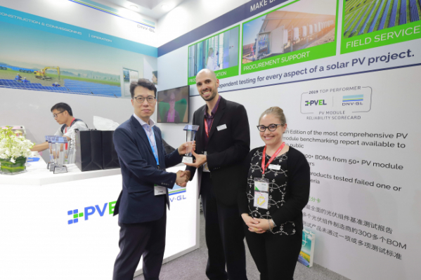 ▲한화큐셀 글로벌 제품관리(Global Product Management) 이승윤 팀장이 PVEL에게 ‘Top Performer’를 수상하고 있다. (사진제공=한화큐셀)