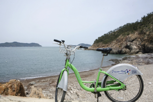 ▲남악리 몽돌해변과 자전거.
