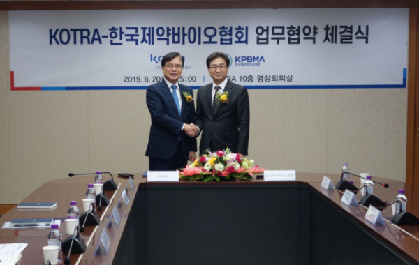 ▲20일 서울 양재동 대한무역투자진흥공사(KOTRA)에서 권평오 KOTRA 사장(왼쪽)과 원희목 한국제약바이오협회장이 양해각서를 체결하고 기념촬영을 하고 있다.(사진제공=한국제약바이오협회)