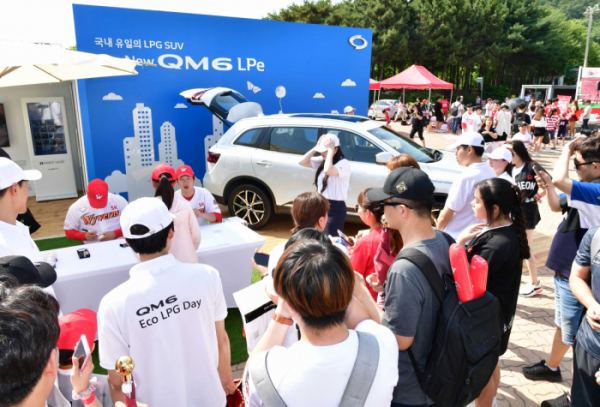 ▲르노삼성자동차가 22일 SK가스와 함께 국내 유일 LPG SUV인 THE NEW QM6 Lpe를 인천 SK행복드림구장에 전시하는 이벤트를 열고 있다. (사진제공=르노삼성자동차)