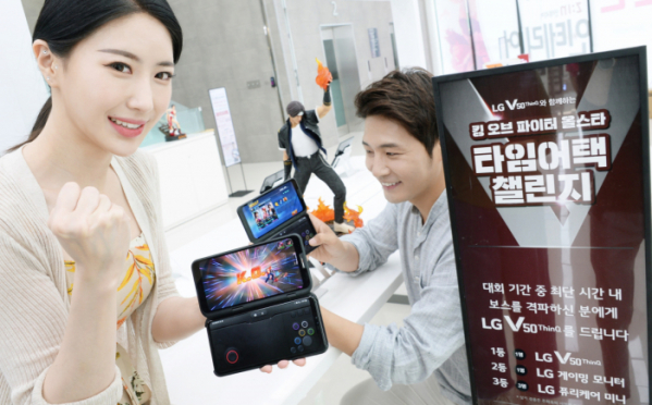 ▲LG전자 모델이 LG V50 ThinQ 와 LG 듀얼스크린으로 모바일 게임을 즐기고 있다. (사진 제공=LG전자)