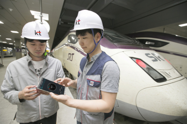 ▲ KT 네트워크 담당 직원이 SRT 수서역에서 5G 인빌딩 서비스 구축 현장을 점검하고 있다.(사진제공= KT)