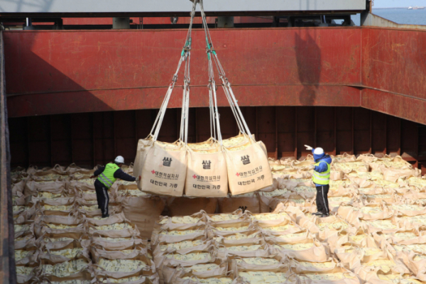 ▲2010년 군산항에서 북한 수재민에게 전달할 쌀을 배에 선적하고 있는 모습.(연합뉴스)