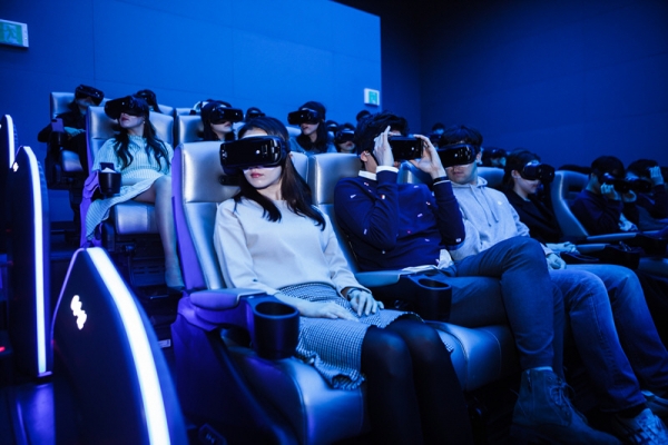 ▲관객들이 CGV 4DX VR 영화 ‘기억을 만나다’를 즐기고 있다. 사진제공=CJ그룹