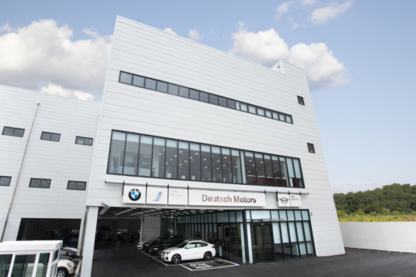 ▲BMW 공식 딜러사인 도이치모터스가 제주시 화북동에 확장 이전한 BMW 서비스센터. 제주도에 있는 수입차 브랜드 중 최초의 사고 수리 서비스센터다. (사진제공=도이치모터스)