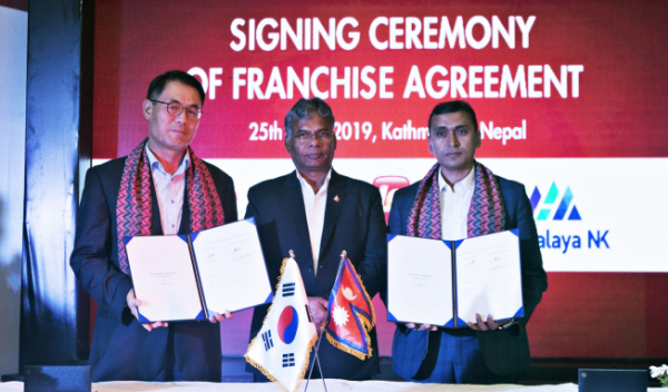 ▲롯데GRS 남익우 대표(왼쪽)와 네팔 산업부 장관 Matrika Yadav(마트리카 예다브, 중)와 히말라야 N.K. Company Private Limited의 Binod Kunwor 회장(비너드 쿤워)이 프랜차이즈 계약 서명 후 기념 촬영에 임하고 있다.