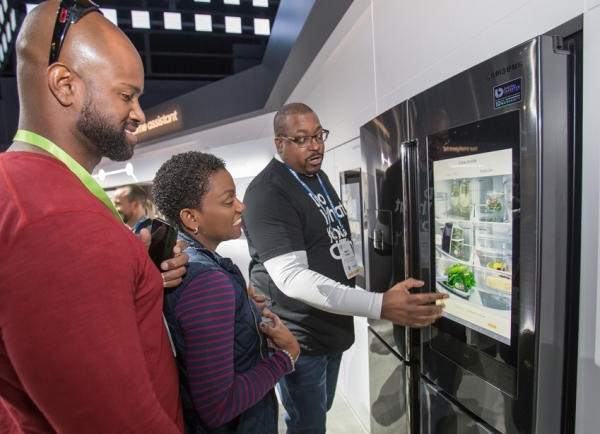 ▲1월 미국 라스베이거스에서 열린 가전박람회 CES2019에서 관람객들이 삼성전자 패밀리허브 냉장고를 살펴보고 있다.   사진제공 삼성전자 