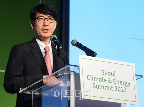 ▲조용성 에너지경제연구원장이 27일 서울 종로구 새문안로 포시즌스호텔서울에서 열린 '서울 기후-에너지 회의 2019'에서 '신기후체제의 지속가능한 에너지 전환 전략'을 주제로 발표하고 있다. '세계화 4.0과 신기후체제 대응 스마트시티 전략을 주제'로 재단법인 기후변화센터와 이투데이 미디어가 공동 주최한 이번 행사는 지속가능한 경제발전을 이끌어가는 스마트시티 및 기후-에너지 분야의 동향과 비전을 소개함으로써 지속가능한 경제 성장의 모멘텀 창출에 기여하기 위해 마련됐다. 고이란 기자 photoeran@